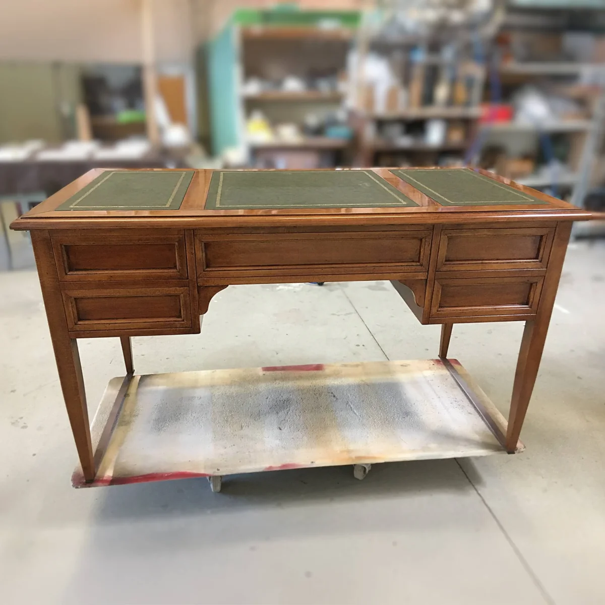 Studio Elegante Tiziano con Scrivania e Poltrona in Vera Pelle e Libreria Vetro D’Este - immagine 7